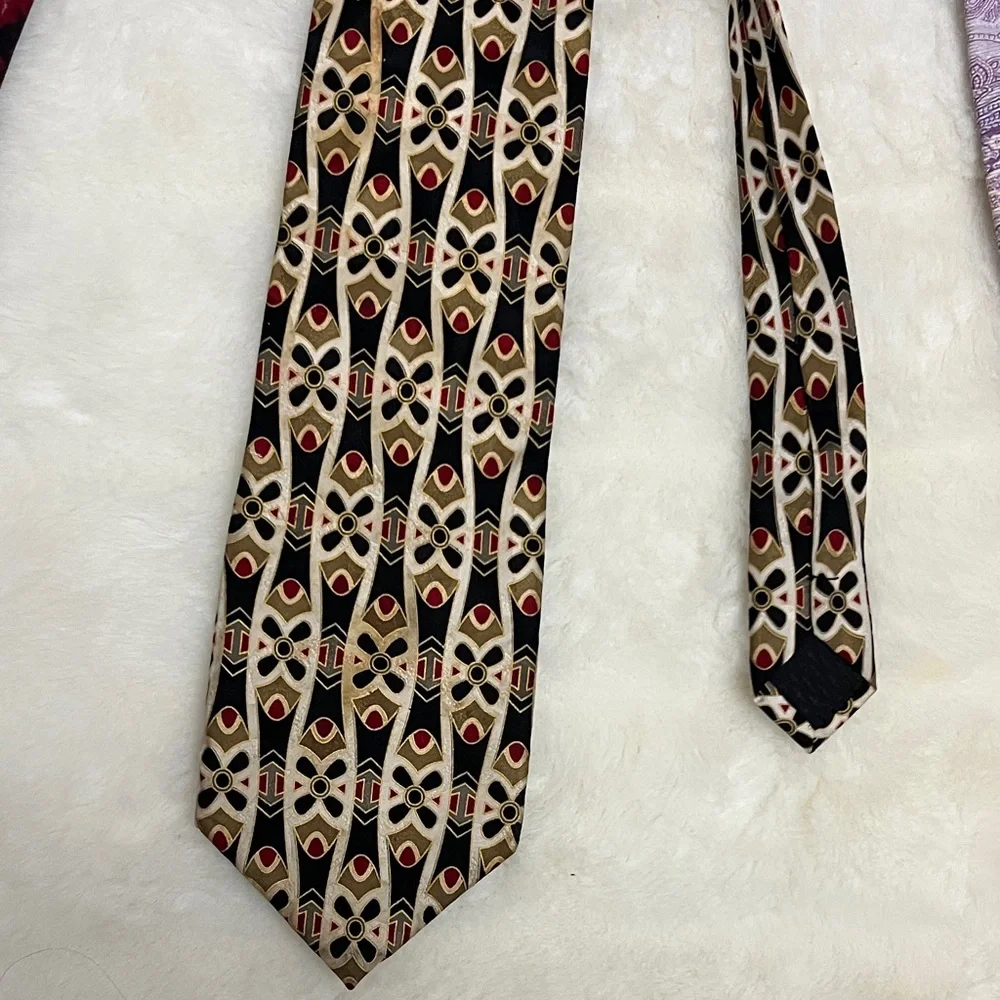 Elegant bundle of 8 hundred percent silk Men's Tie Collection